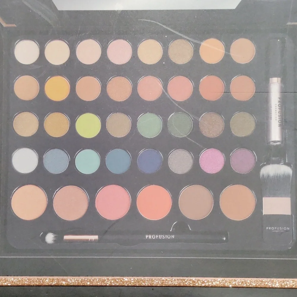 41 PC Makeup Kit - Picture 2 of 3